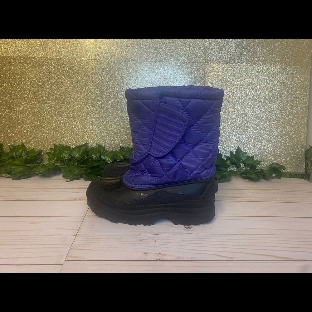 Kids Crater Ridge galoshes.